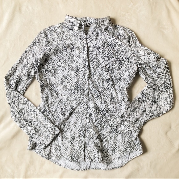 New York and Company Women’s Black and White Snake Print Button Down - Picture 1 of 8
